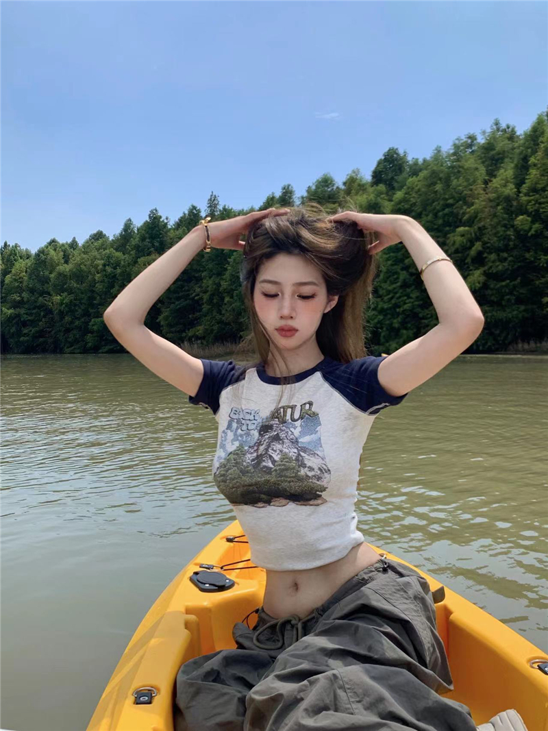 Real shots of American hotties returning to the snowy mountains. Slim long-sleeved T-shirts for spring. New cropped tops.