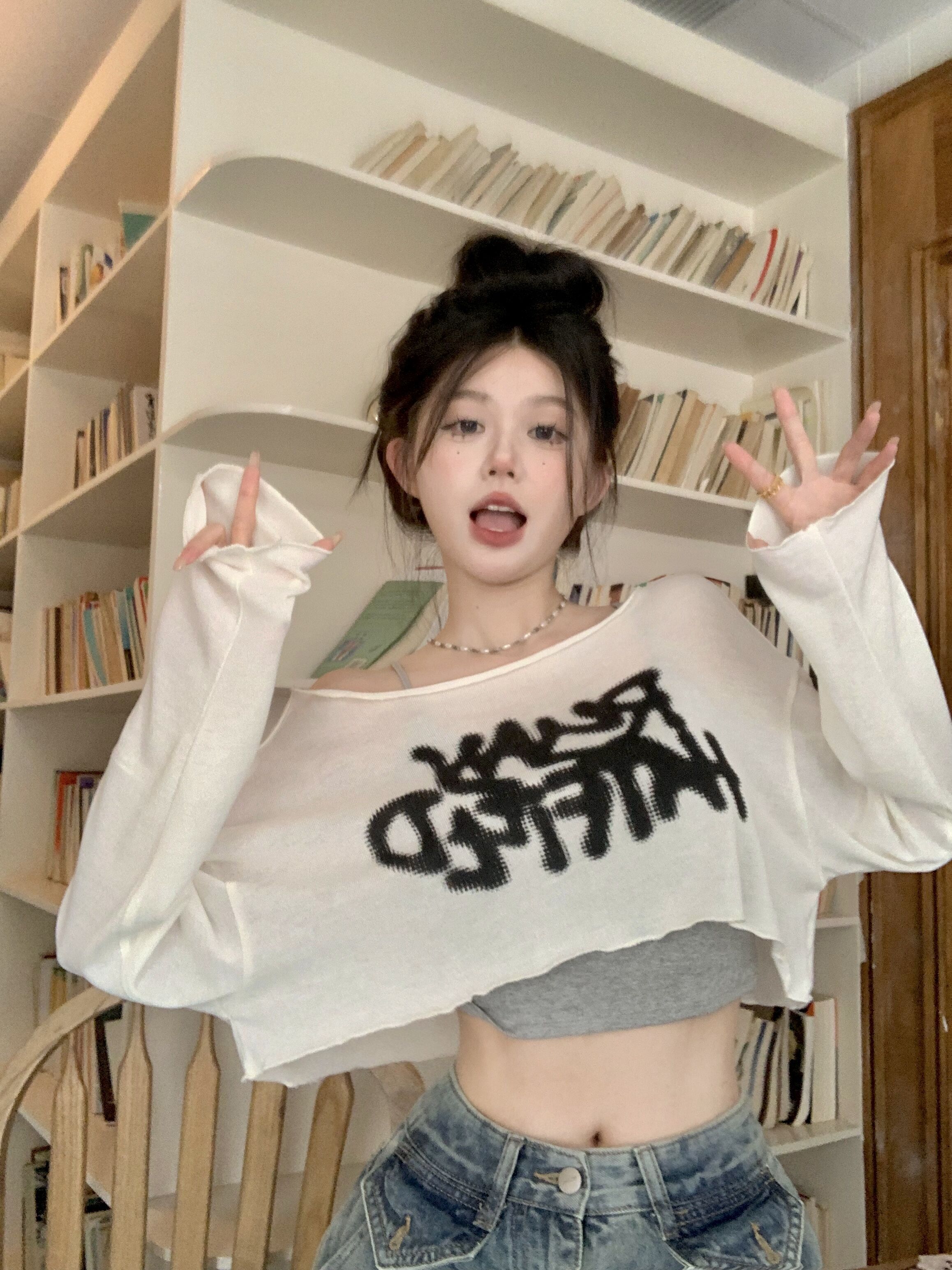Korean style graffiti white long-sleeved T-shirt for women thin sun protection cover-up loose short top with summer bat sleeves