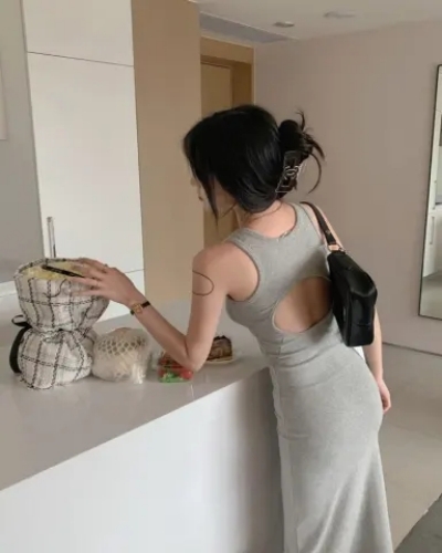 灰色無袖背心連衣裙女夏季辣妹修身顯瘦別致高級感露背包臀長裙子