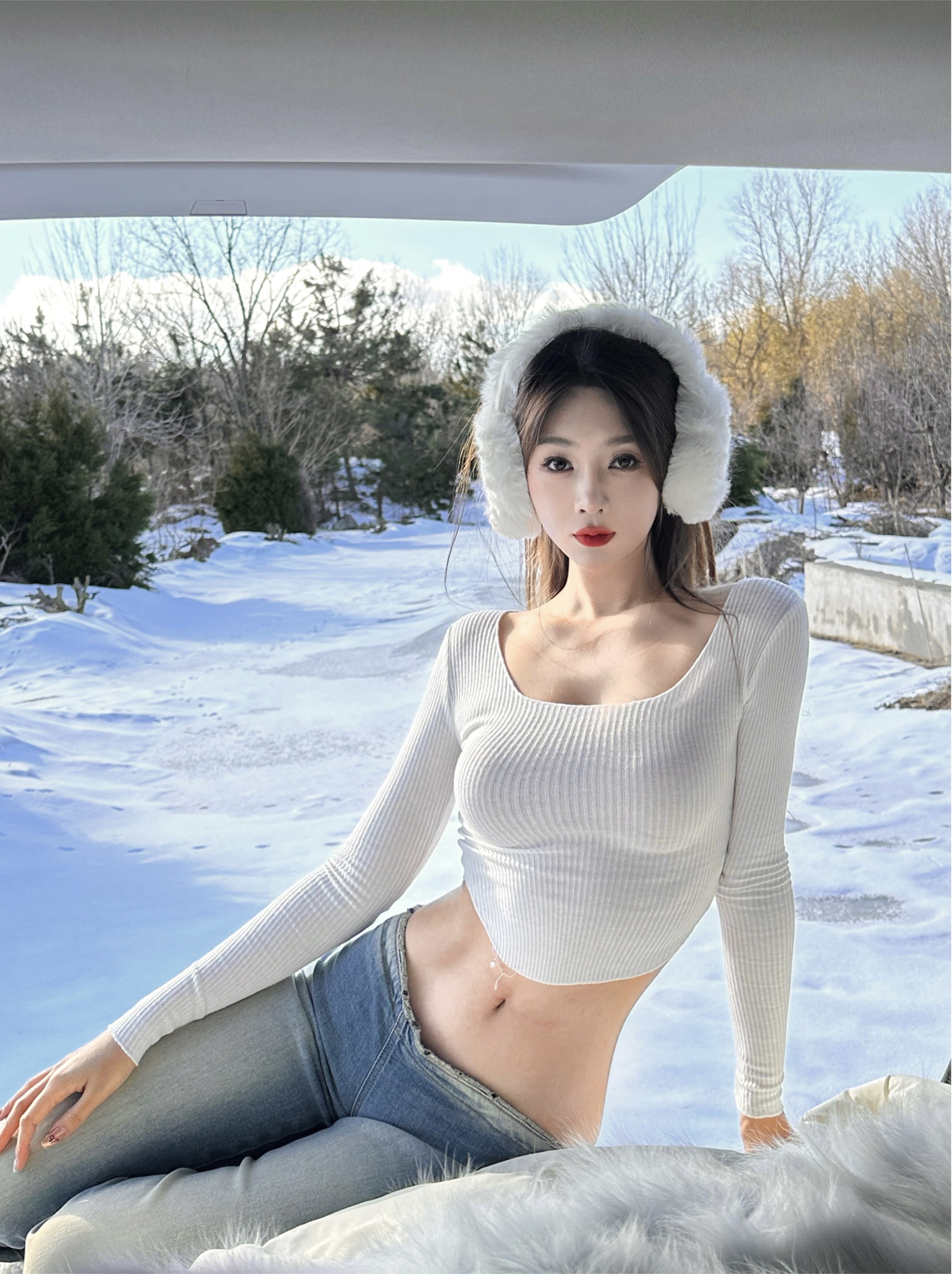 Real shot of sexy U-shaped neckline tight-fitting long-sleeved bottoming shirt for women showing big breasts