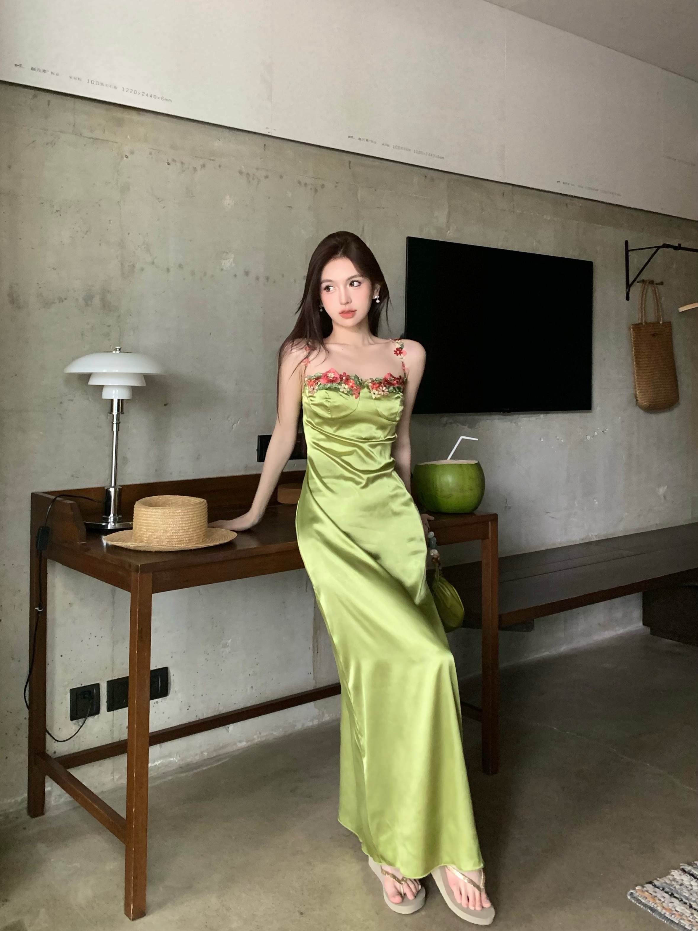 Real shot of satin dress, low-cut sexy long skirt, embroidered flower decoration, green suspender skirt