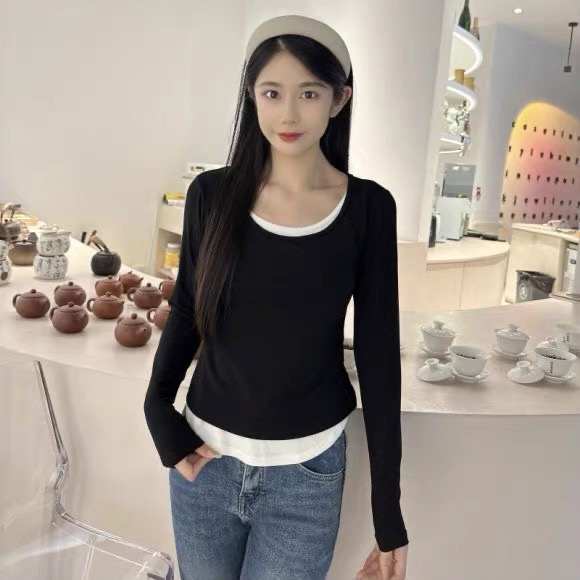 Korean version of black and white splicing fake two-piece T-shirt for women, contrasting color U-neck top, autumn versatile long-sleeved bottoming shirt, slim and slim