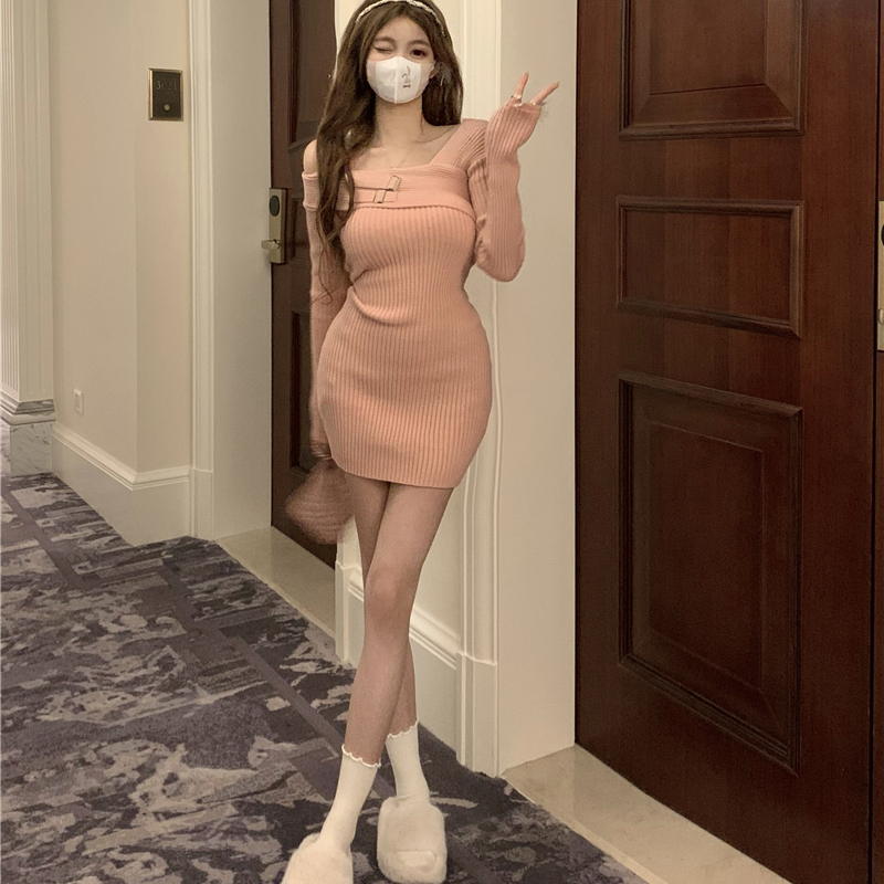 2024春秋設計感露肩針織連衣裙女性感打底包臀裙純欲內搭毛衣裙子