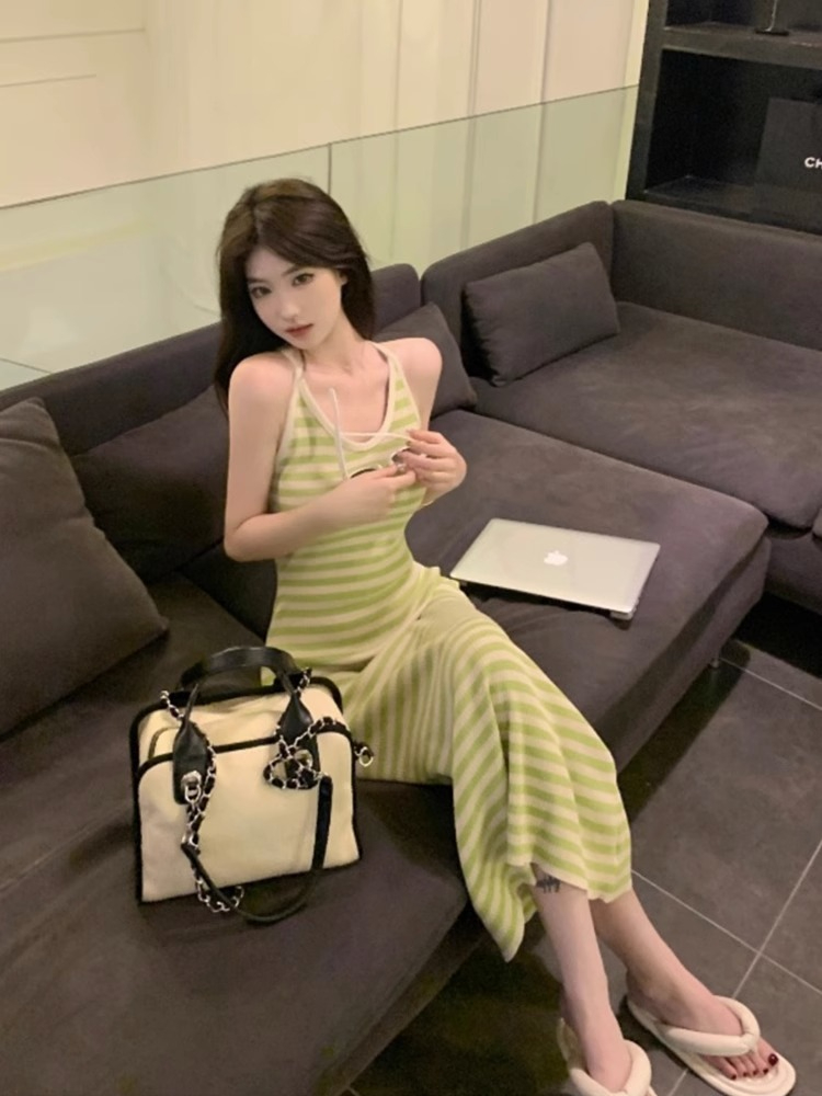 辣妹穿搭條紋吊帶針織連衣裙夏季女裝法式露背修身顯瘦包臀長裙子