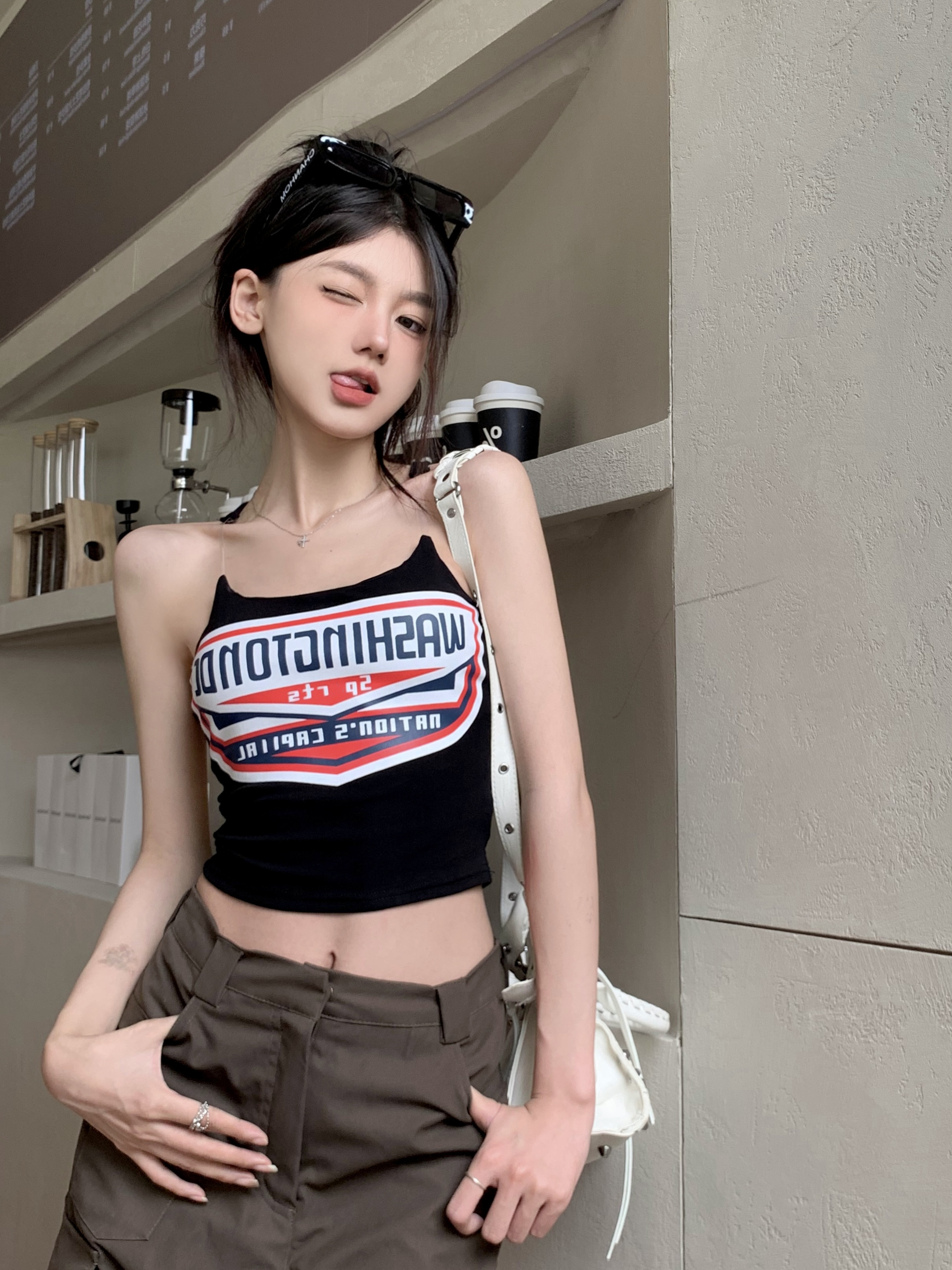 帶胸墊 美式字母印花短款小背心女外穿隱形肩帶上衣辣妹露背吊帶