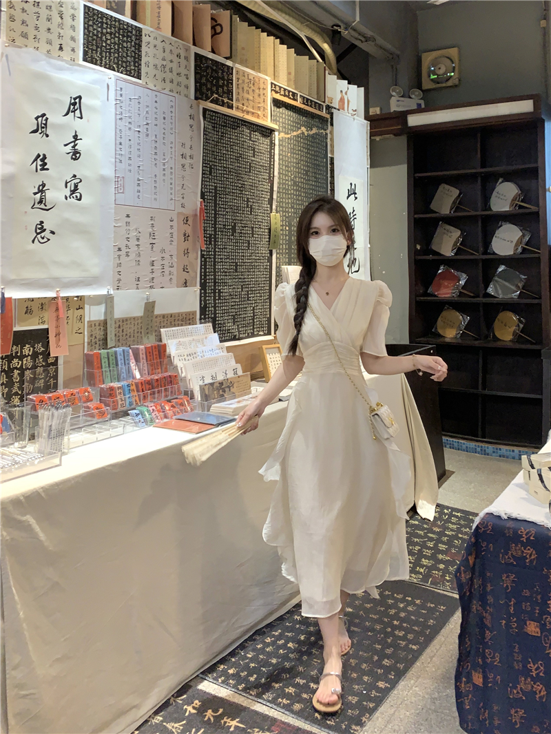 Real shot of the new French-style v-neck summer long dress, gentle waist-slimming dress