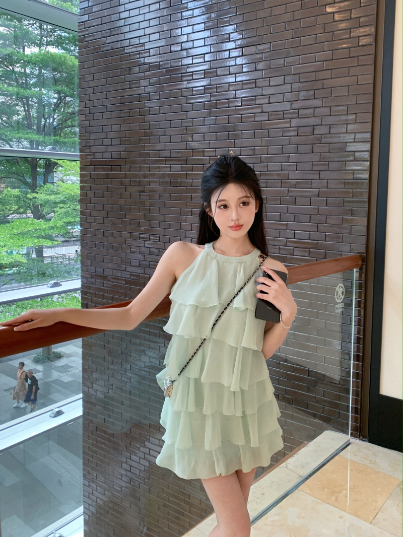 Actual shot of sea salt, crushed ice, lotus leaves and layers of ripples, a high-end sleeveless dress