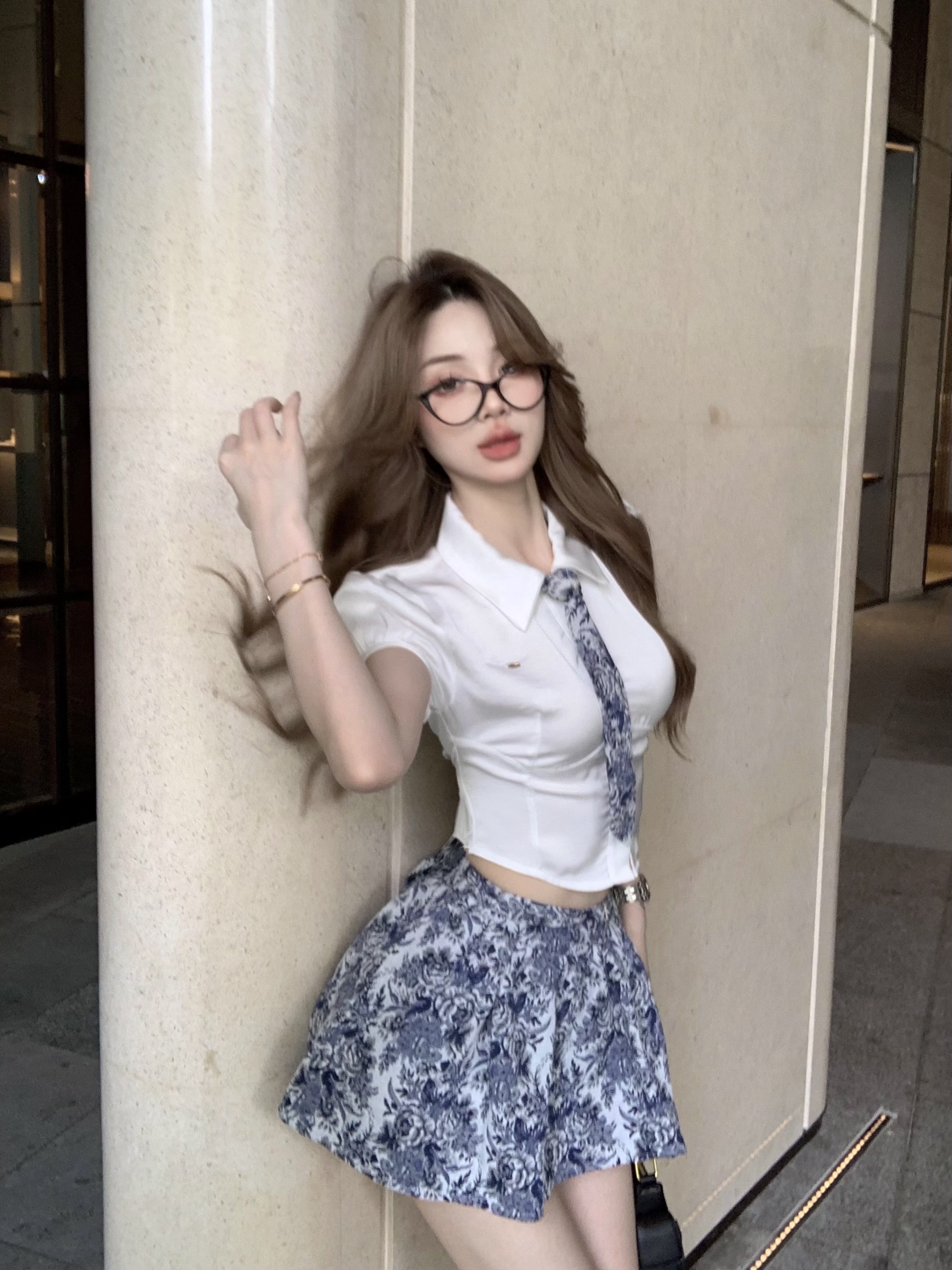 Actual shot of Monet Gallery satin acetate luster waist shirt + tie + blue and white porcelain texture jacquard tutu skirt