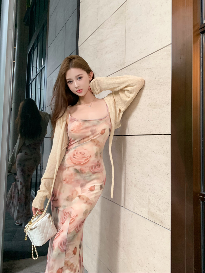 Real shot of printed slim-fitting fishtail hip-hugging suspender dress + hollow knitted shawl cardigan