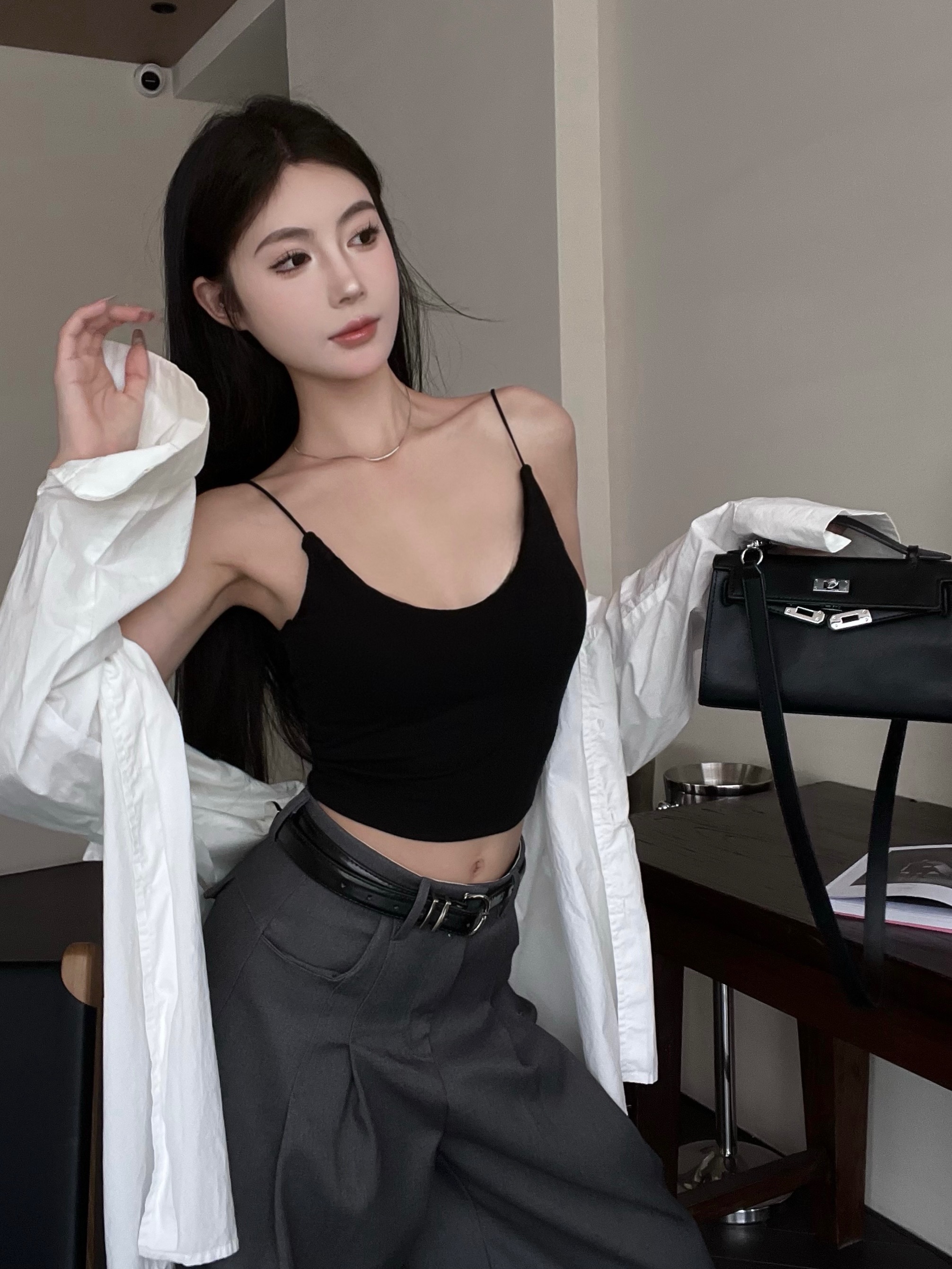 實拍實拍  顯瘦露背短款u領小吊帶自帶胸墊美背上衣