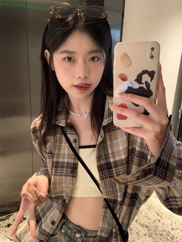 Actual shot of early spring new style American style caramel cocoa retro plaid shirt