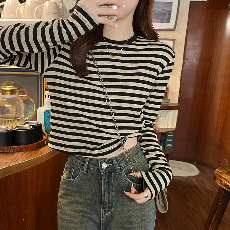 Actual shot of Korean style contrasting round neck striped long-sleeved T-shirt for women in early autumn new versatile short top as base