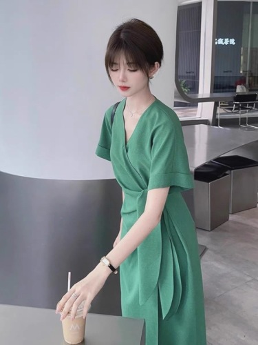高端奢华收腰显瘦设计高级感气质绿色连衣裙子女2024夏季新款