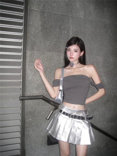 Real shot of American retro hottie tube top one-shoulder top + silver pleated all-match skirt belt