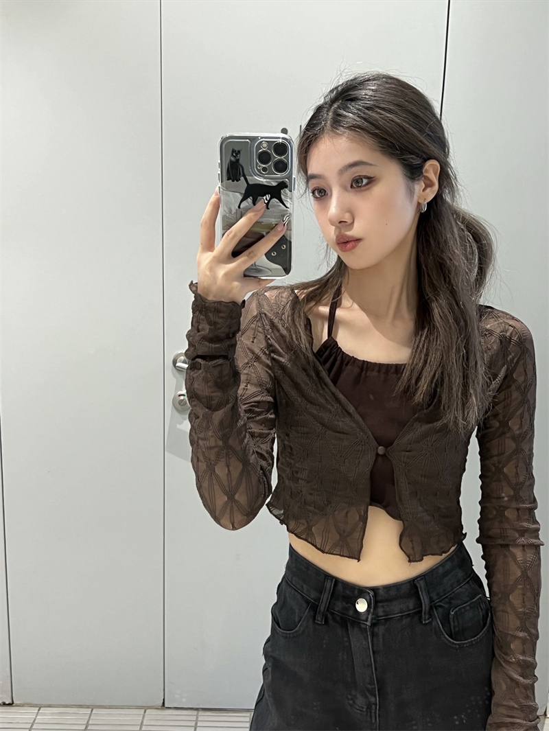 Actual shot of a two-piece set of halterneck design camisole + long-sleeved sun protection blouse and small jacket