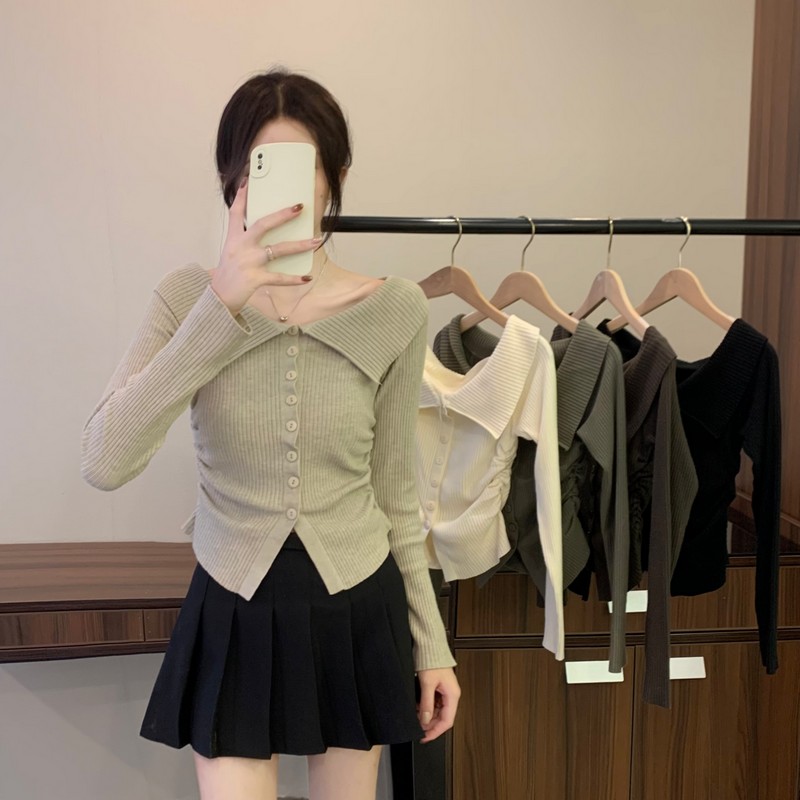 Actual shot of spring French one-shoulder two-wear design with side pleats to slim down a short knitted top