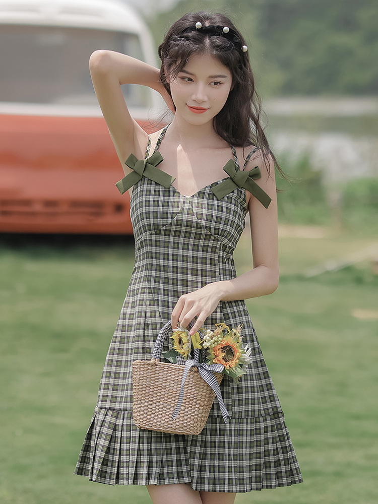Small forest girl suspender dress women's summer French sweet high-end cold style green plaid skirt