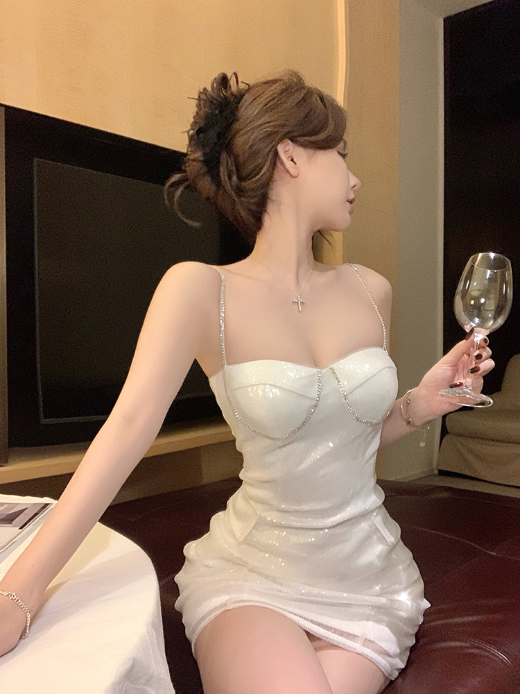 實拍性感吊帶連衣裙女白色亮片修身露背裙氣質名媛禮服