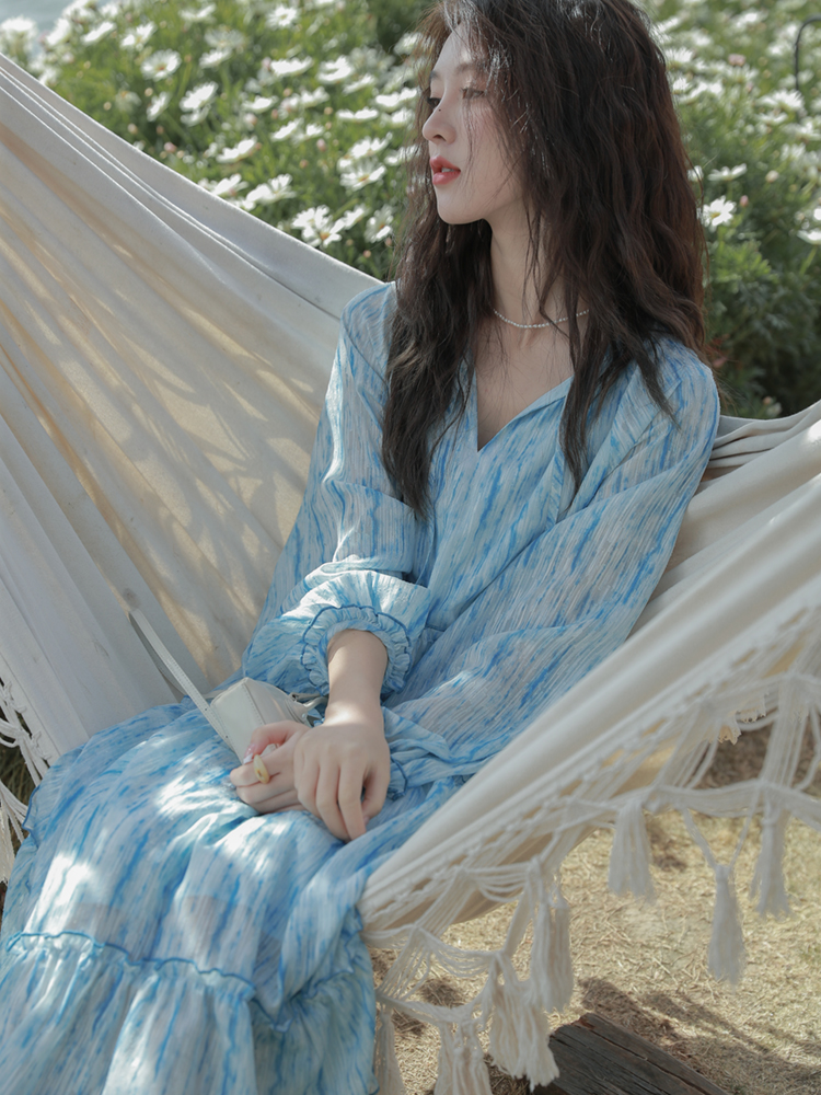 法式藍色碎花連衣裙子女春秋2024新款高級海邊度假風V領沙灘長裙