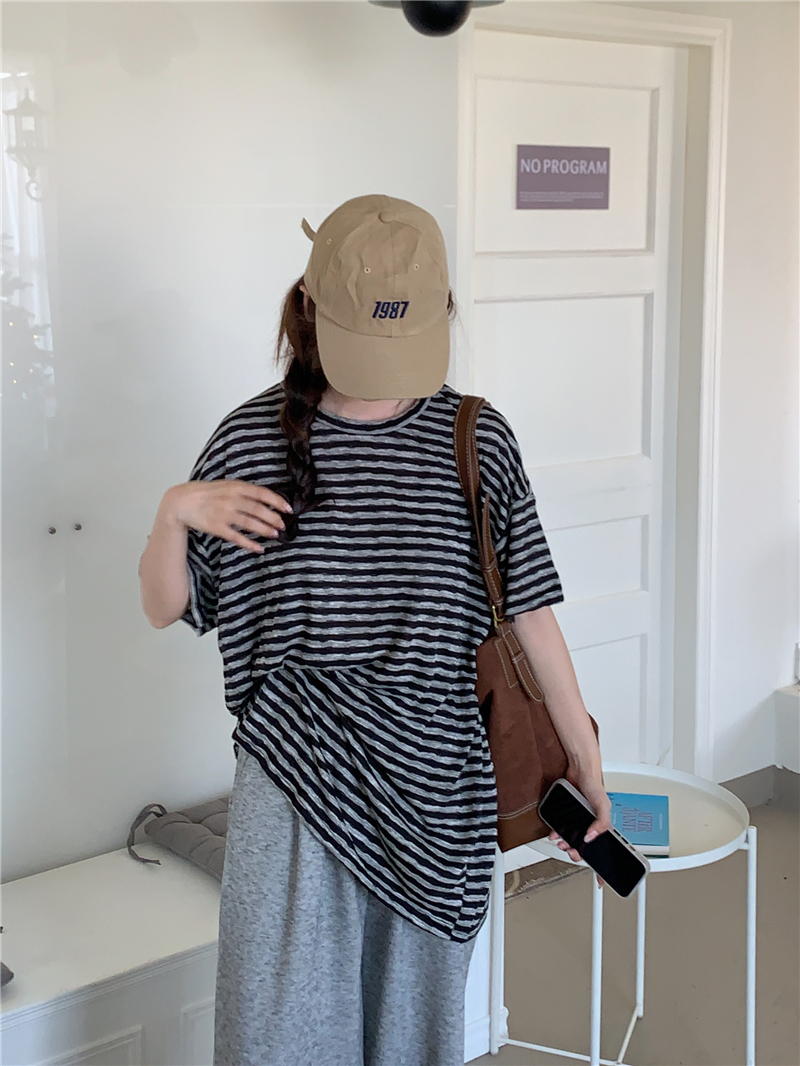 Real shot of BF style striped fat girl mid-length versatile top + short striped top