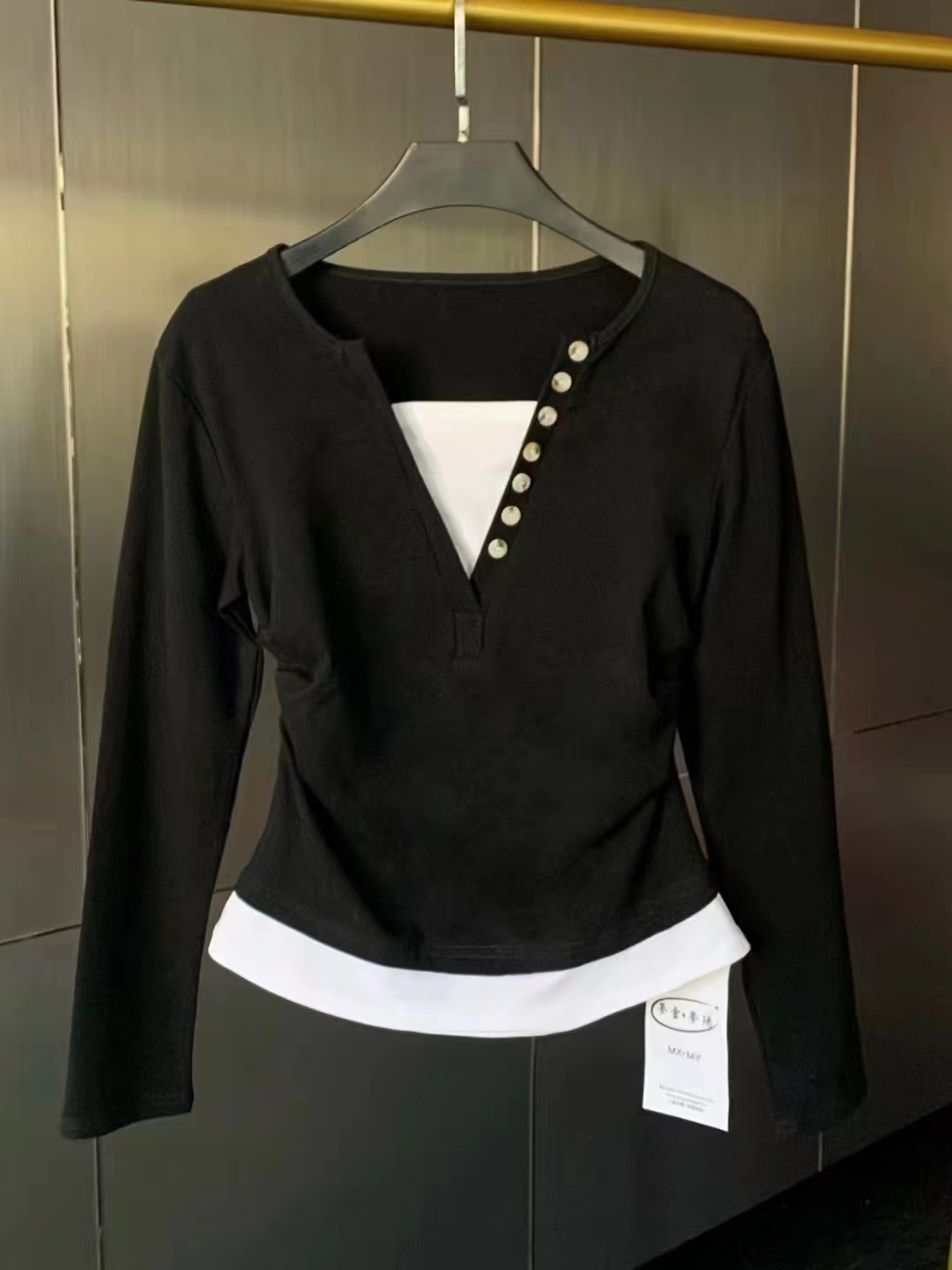 2024 Contrast color splicing fake two-piece T-shirt for women spring and autumn design niche U-neck short pure cotton top bottoming shirt
