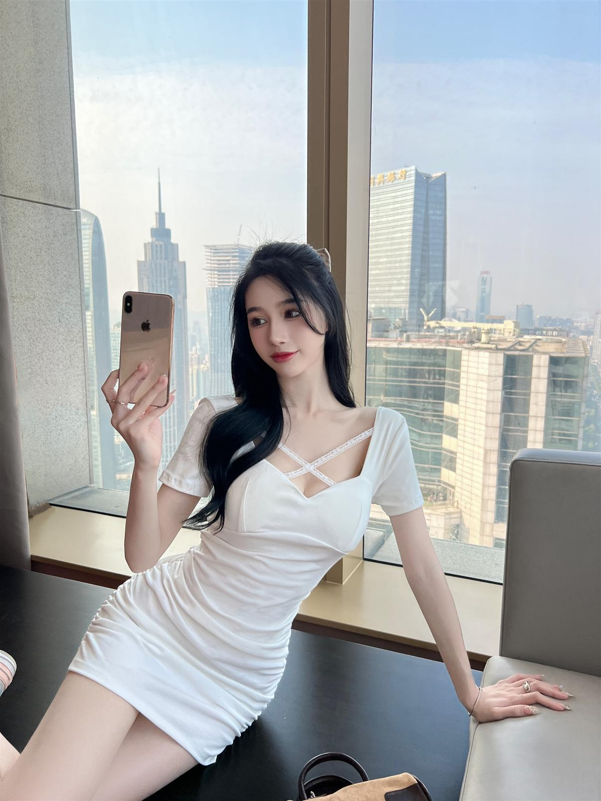 純欲風交叉鏤空低胸女2024新款辣妹赫本風修身顯瘦短袖包臀連衣裙
