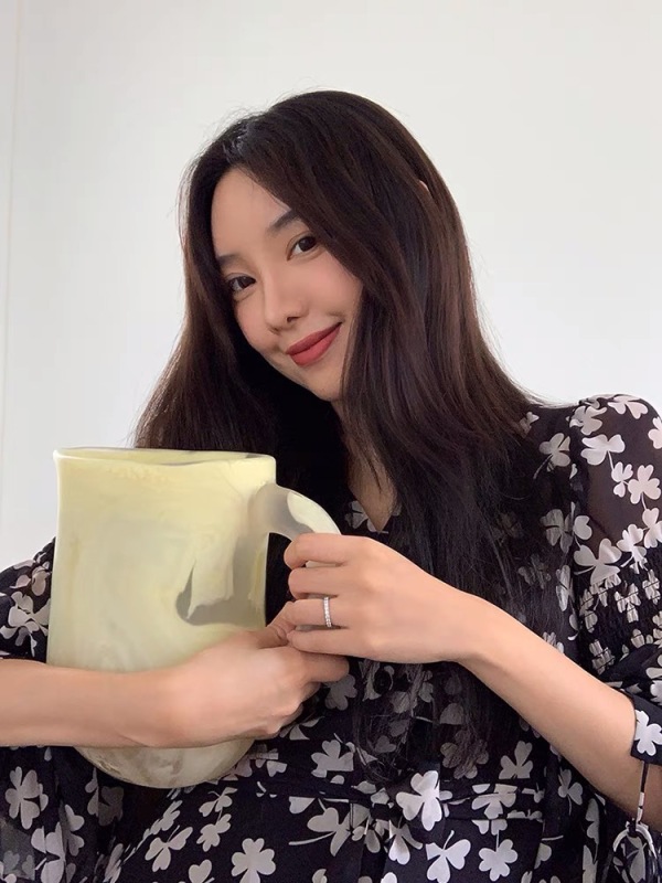 施薇靚 24早春 仙美氣質~黑白簡約飄逸印花燈籠袖長款連衣裙