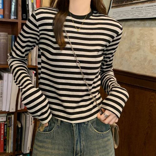 Actual shot of Korean style contrasting round neck striped long-sleeved T-shirt for women in early autumn new versatile short top as base