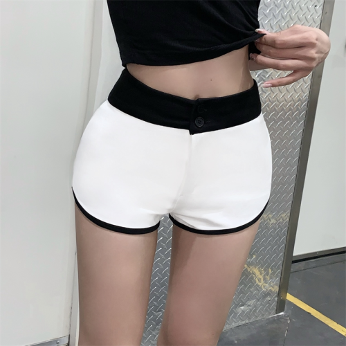 Actual shot of versatile simple color-blocked slim-fitting hot pants with perky buttocks