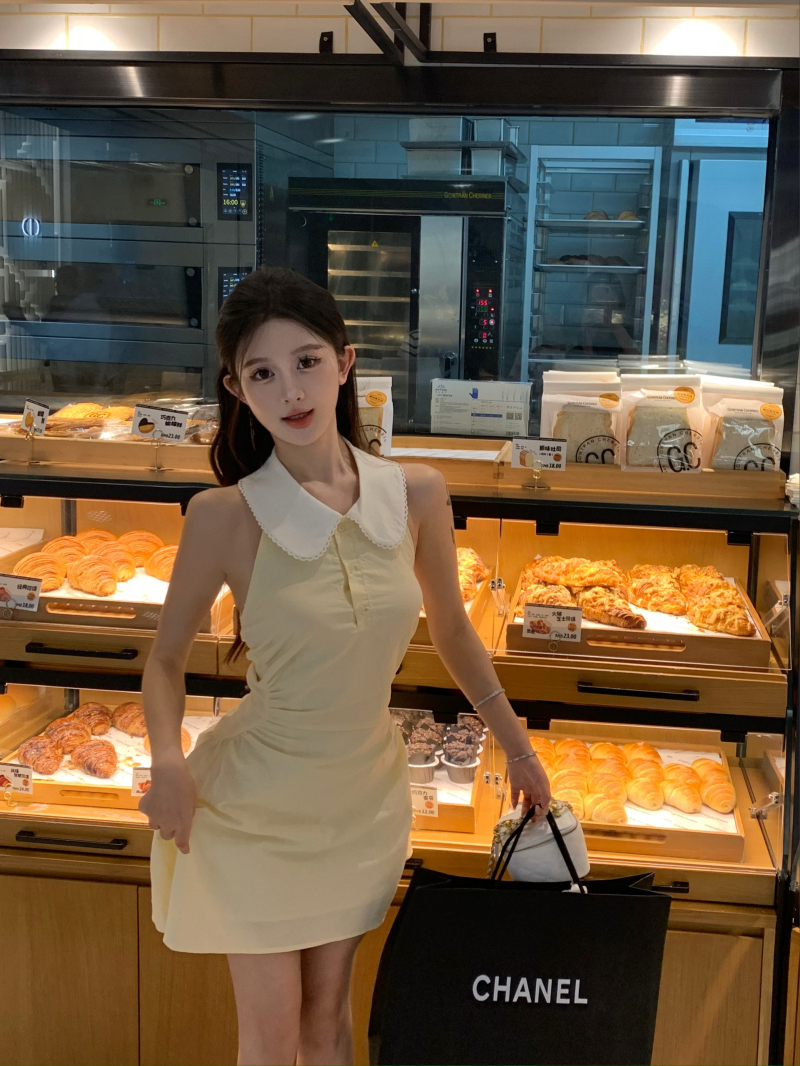 Actual shot of pinch waist slim skirt, college contrast collar waist skirt, halterneck sleeveless dress