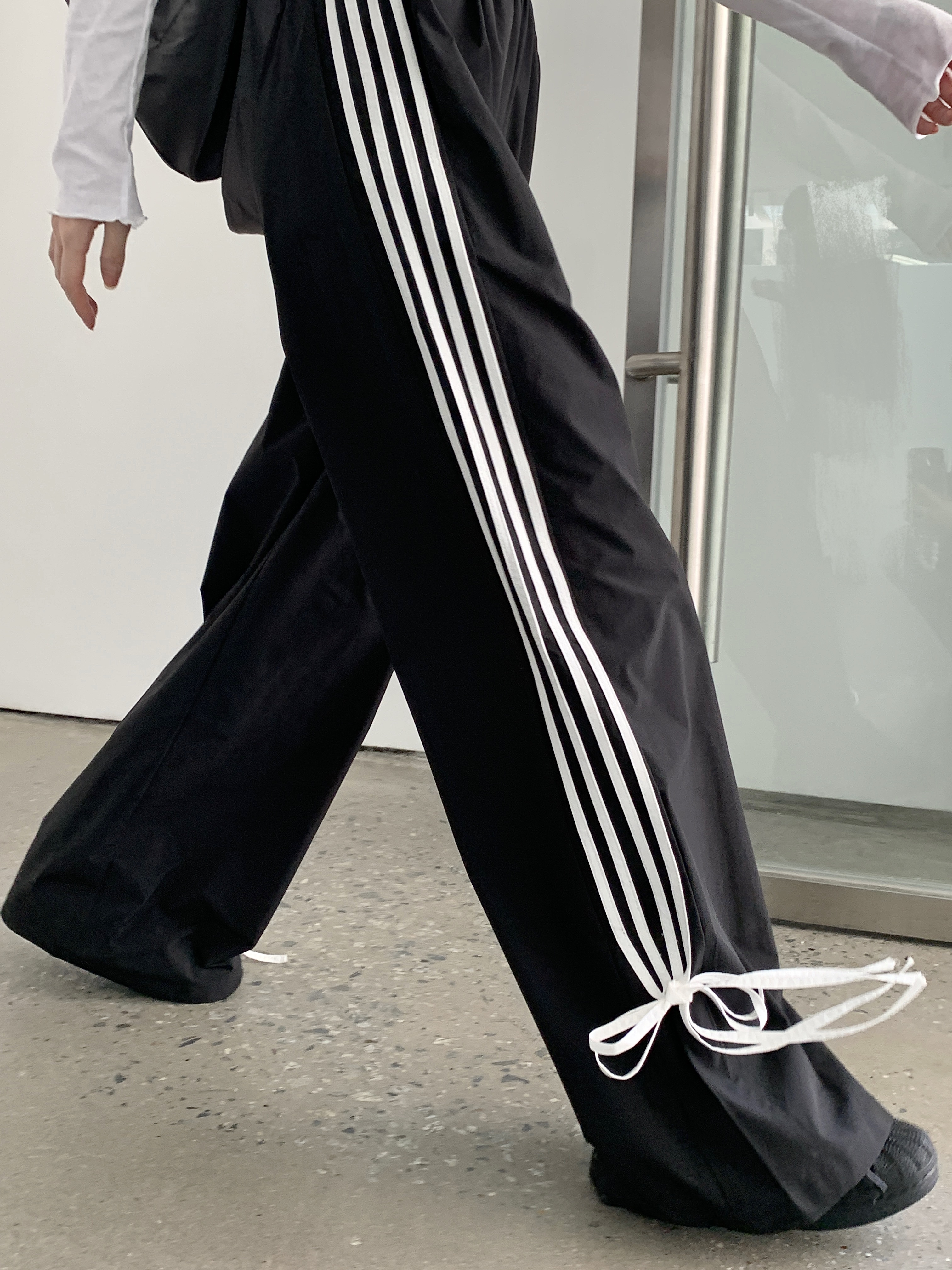 Actual shot of designer loose-fitting bar pants for women in autumn new style loose and versatile black wide-leg trousers