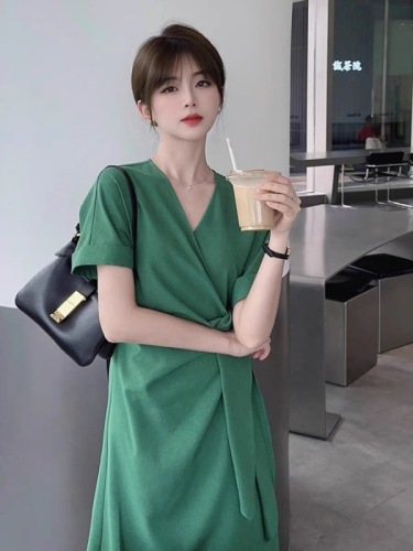 高端奢华收腰显瘦设计高级感气质绿色连衣裙子女2024夏季新款