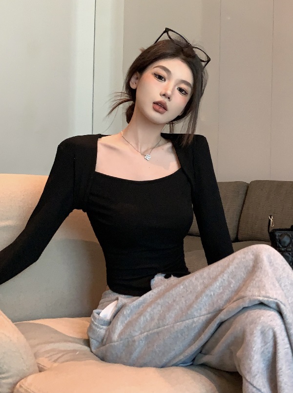 Actual shot of early spring new square collar irregular black slimming bottoming shirt