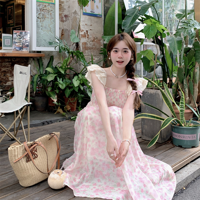 Real shot of French sweet floral dress with flying sleeves during tea break