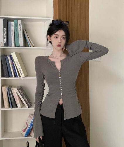 Actual shot of long-sleeved v-neck T-shirt for women with spring design pleated bell-sleeve top and bottoming shirt