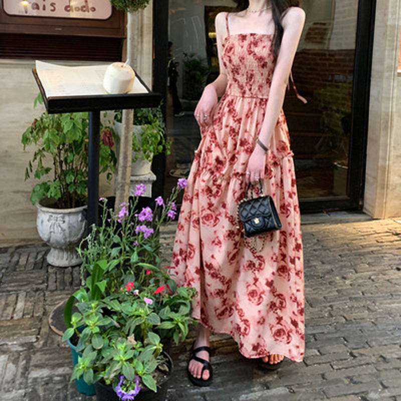 法式玫瑰印花系帶吊帶連衣裙女夏季新款度假風褶皺收腰長裙子