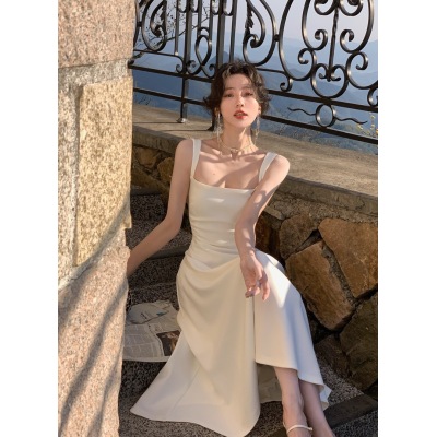白色吊帶連衣裙女2024年夏季新款方領法式收腰小眾領證長裙子