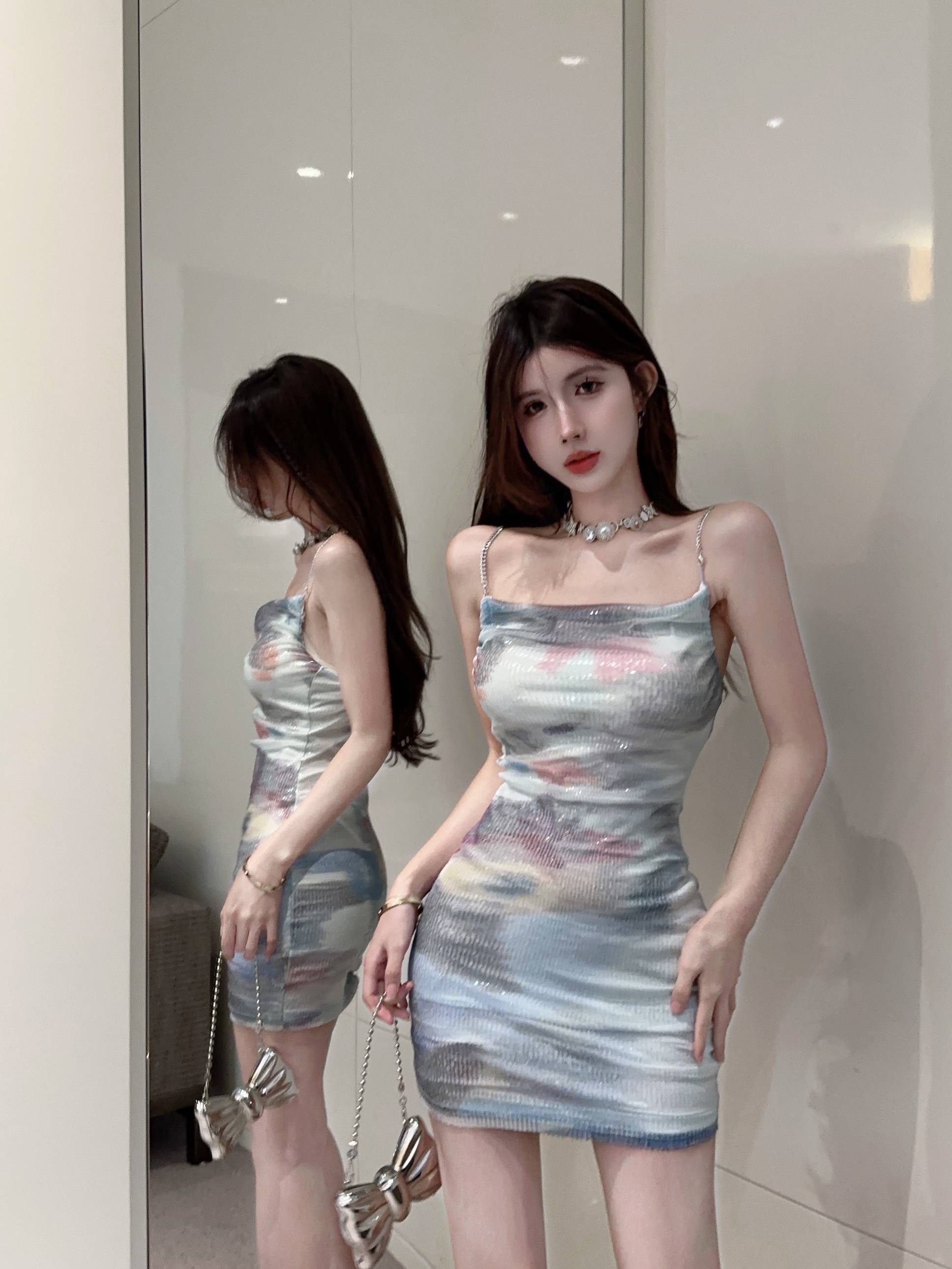 Real shot of printed chain suspender dress for women, pleated slimming figure-hugging hip skirt