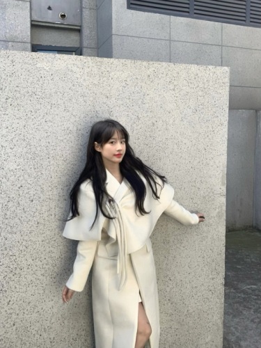 Xiaohongshu high-end off-white woolen coat with detachable shawl, warm and warm mid-length woolen coat