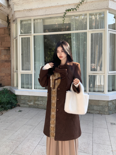 Real shot of Maillard wearing mid-length woolen coat, plaid patchwork woolen coat for women