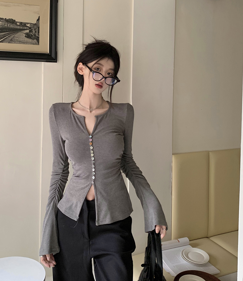 Actual shot of long-sleeved v-neck T-shirt for women with spring design pleated bell-sleeve top and bottoming shirt