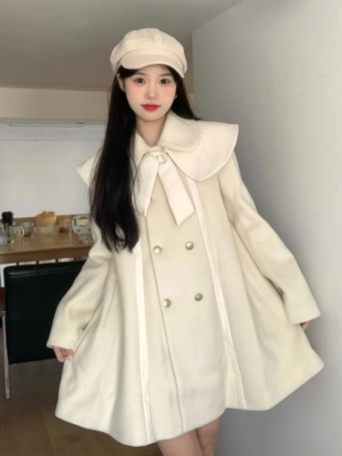 The daughter of a wealthy family has a baby-faced cloak and woolen coat. Korean-style high-end and super nice woolen coat for women.