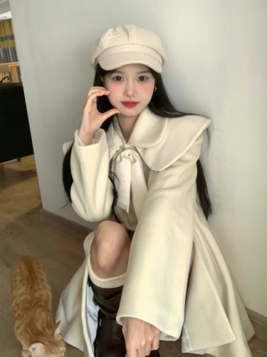 The daughter of a wealthy family has a baby-faced cloak and woolen coat. Korean-style high-end and super nice woolen coat for women.
