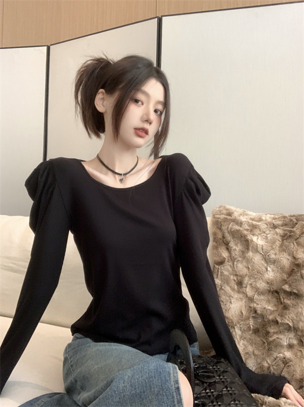 Real shot of early spring new girl ins fashion puff sleeve slim fit T-shirt black round neck pullover long sleeve bottoming