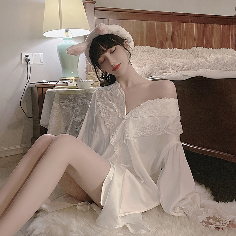 Actual shot of new French light luxury silk pajamas, feminine silk pure lust lace nightgown, casual home wear