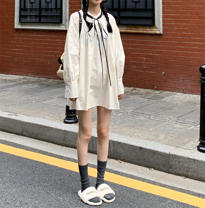 Real shot of energetic girl's contrasting color lace-up age-reducing doll style dress