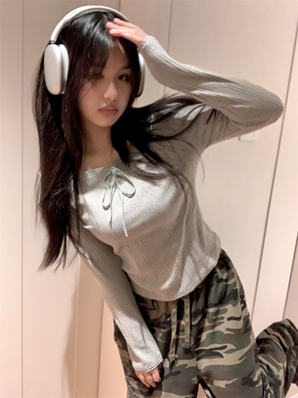 Actual shot of slim fit and versatile spring gray bottoming T-shirt