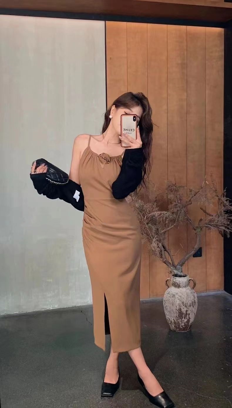 Royal sister temperament off-shoulder suspender dress for women 2024 summer new fashion elegant French high-waisted slim dress