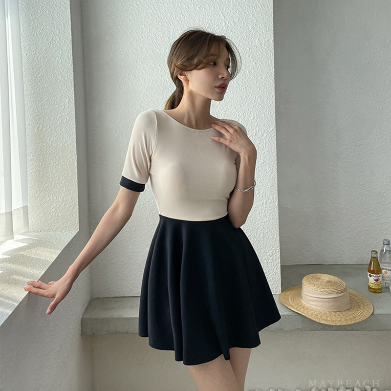 New sexy one-piece long-sleeved resort swimsuit for female conservative students and young ladies slimming and slimming for hot spring swimming
