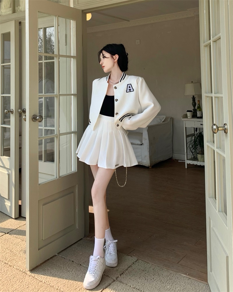 Actual shot of Xiaoxiangfeng stand-collar baseball jacket + pleated skirt suit
